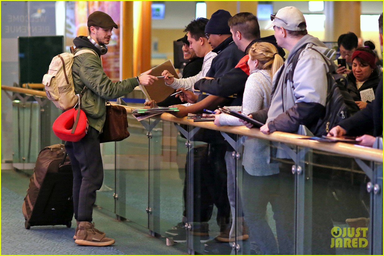 grant-gustin-gets-back-to-work-after-spending-holidays-in-nyc-08.